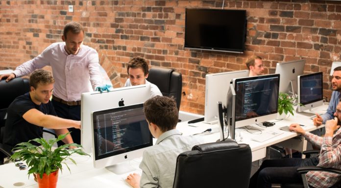 بیشتر از نیمی از ایرانیان در بخش خدمات کار میکنند بیشتر از نیمی از ایرانیان در بخش خدمات کار میکنند