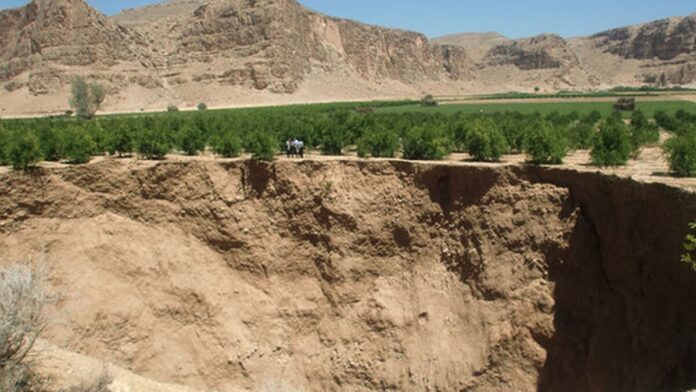 زمین ایران فرو می‌رود